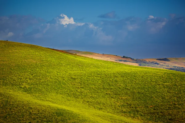 Tuscany landskap med typisk bondgård på en kulle i Val d'Orc — Stockfoto