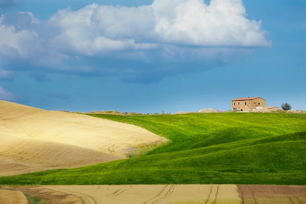 Paesaggio toscano con tipica casa colonica su una collina in Val d'Orc — Foto Stock