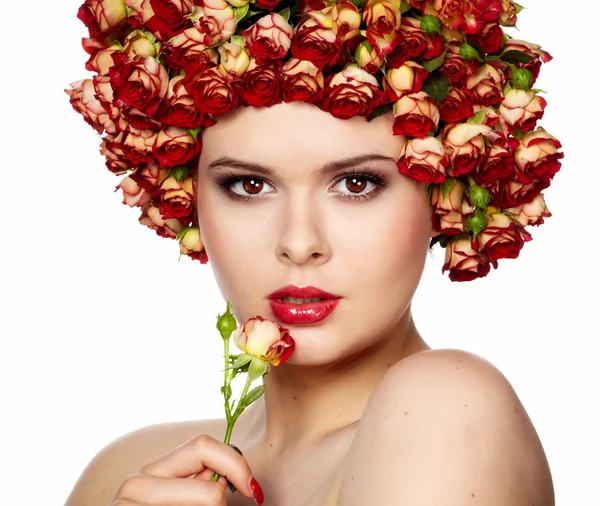 Portret de femeie tânără frumoasă cu trandafiri în păr, pe alb b — Fotografie, imagine de stoc