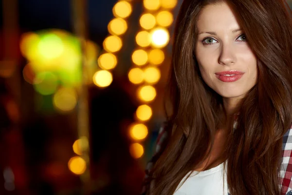 Portrait of beautiful petite woman in night city. Shallow DOF. — Stock Photo, Image