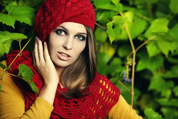 Mode portret van jonge sensuele vrouw in tuin — Stockfoto