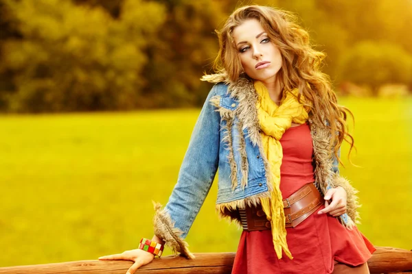 Piękna młoda kobieta w jesiennym parku. — Zdjęcie stockowe