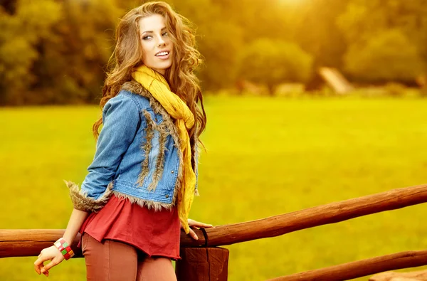 Vacker ung kvinna i höstparken. — Stockfoto
