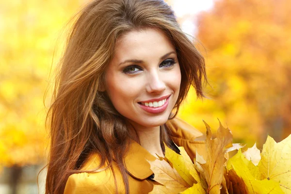 Bella donna elegante in piedi in un parco in autunno — Foto Stock