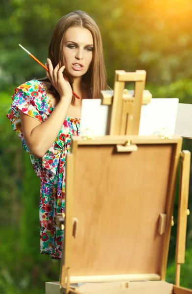 Mujer artista pinta la naturaleza — Foto de Stock