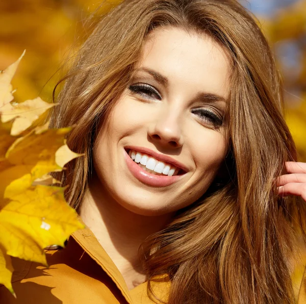 Höstens kvinna på leafs bakgrund — Stockfoto