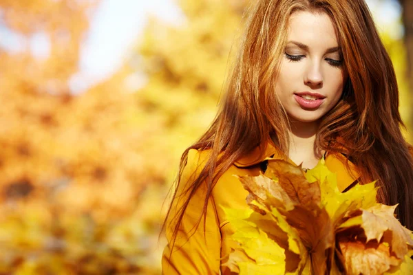 Otoño mujer en hojas — Foto de Stock