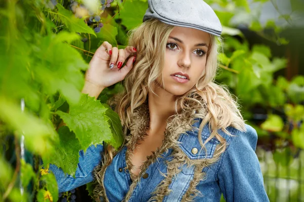 Mujer posando sobre la naturaleza . — Foto de Stock