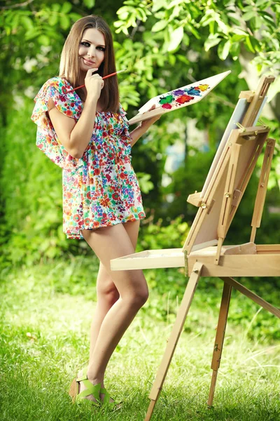 Artist paints nature — Stock Photo, Image