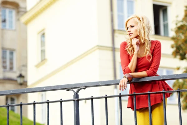 Retrato de una hermosa mujer rubia — Foto de Stock