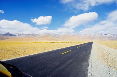 Çin'in Tibet sarımsı manzaralı yol