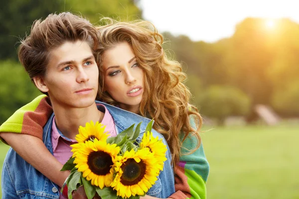 Heureux jeune couple passe du temps en plein air dans le parc d'automne — Photo