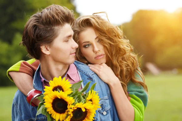 Happy young couple spending time outdoor in the autumn park — Stock Photo, Image