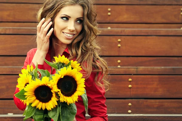 Femme de mode avec tournesol à l'extérieur . — Photo