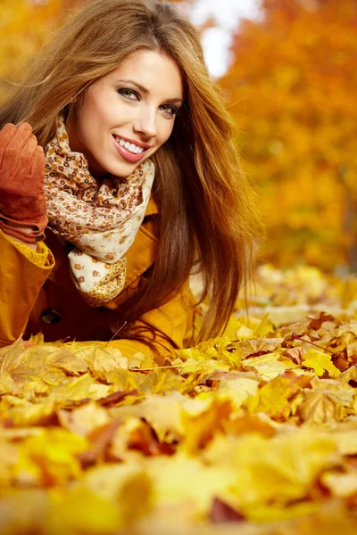 Herfst vrouw op Bladeren — Stockfoto