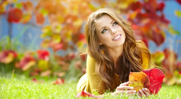 Bella ragazza con libro nel parco autunnale — Foto Stock