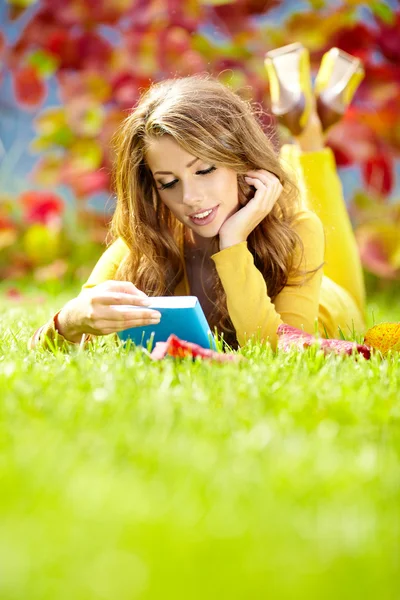 Belle fille avec livre dans le parc d'automne — Photo