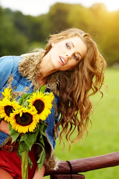 Joven morena mujer retrato en color otoño — Foto de Stock