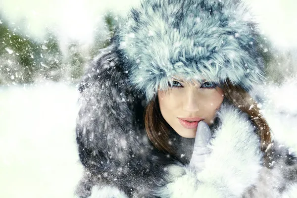 Schoonheid vrouw in de winter landschap — Stockfoto