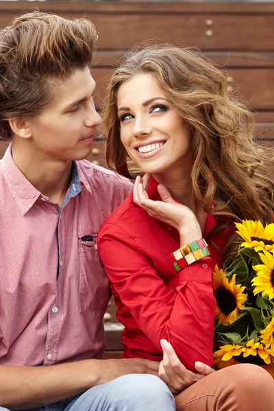 Close up portret atrakcyjnej młodej pary w miłości na świeżym powietrzu. — Zdjęcie stockowe