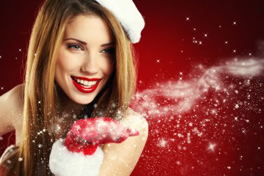 Noel Baba kıyafeti giyen güzel seksi bir kızın portresi.