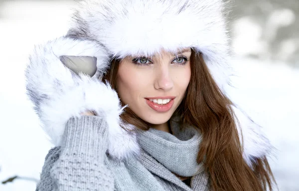 Beauté femme dans le paysage d'hiver — Photo