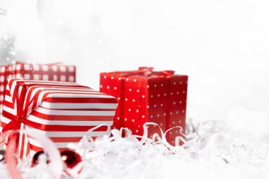 Noel hediye kutusu ile biblo.