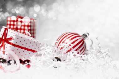 Noel hediye kutusu ile biblo.