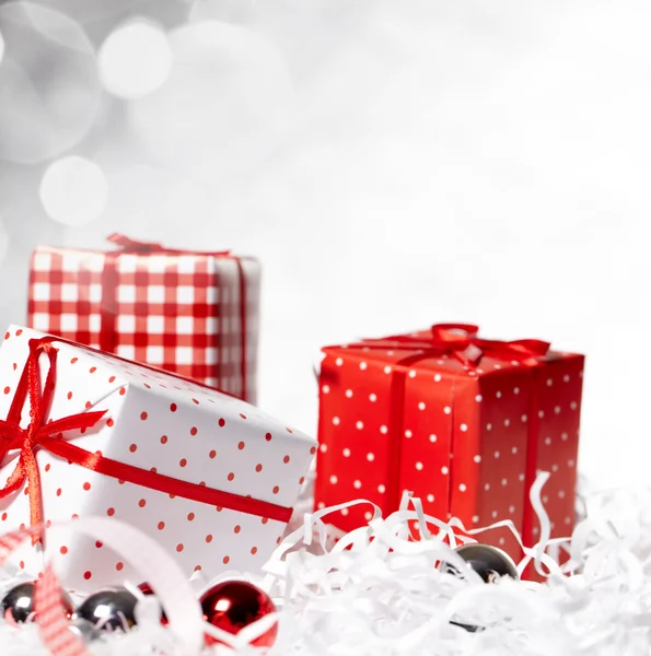 Weihnachtsgeschenkbox mit Christbaumkugel. — Stockfoto