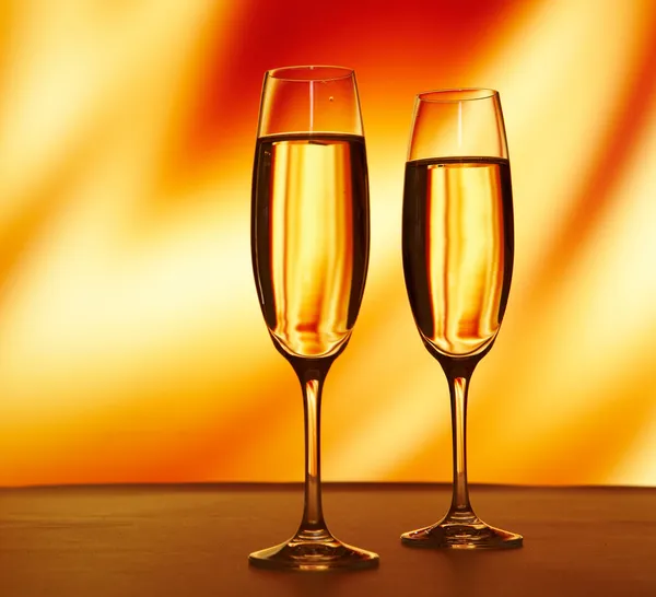 Dos elegantes copas de champán —  Fotos de Stock