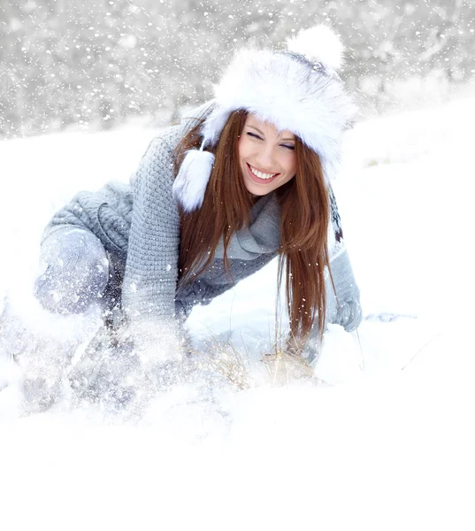 Kar kış kadın portre karlı beyaz kış günü açık havada. — Stok fotoğraf