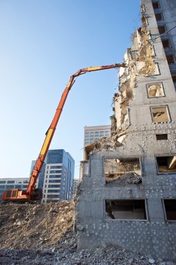 Eski bir binanın yıkılması