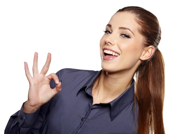 Szczęśliwy uśmiechający się kobieta biznesu z ok ręka znak — Zdjęcie stockowe