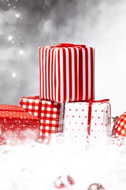 Noel hediye kutusu ile biblo.