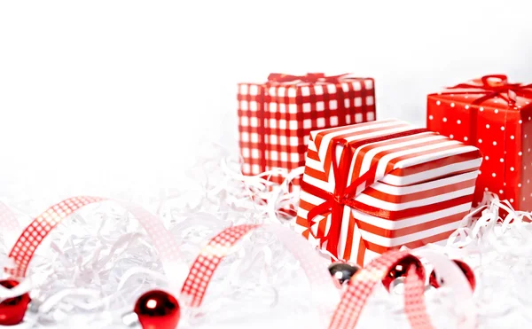 Scatola regalo di Natale con bagattella . — Foto Stock