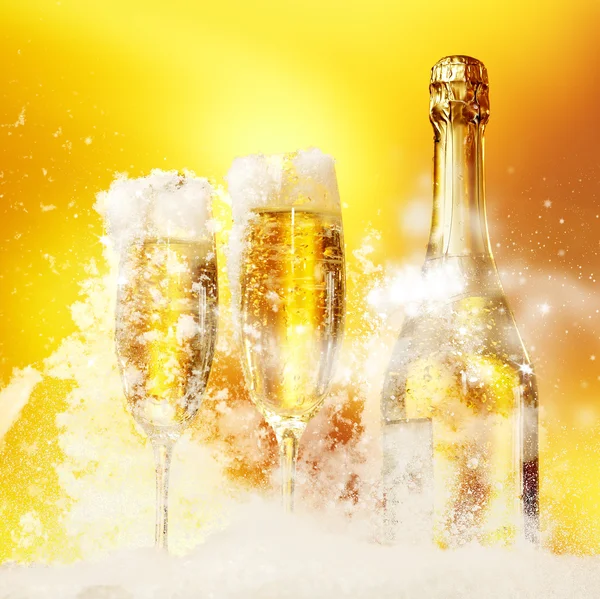 Бокалы для шампанского готовы к Новому году — стоковое фото