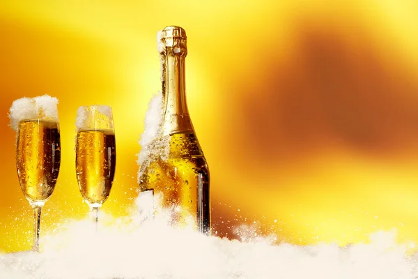 Champagneglazen klaar om te brengen in het nieuwe jaar — Stockfoto