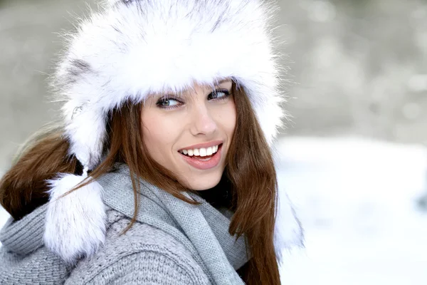 Beauty woman in the winter scenery — Stock Photo, Image