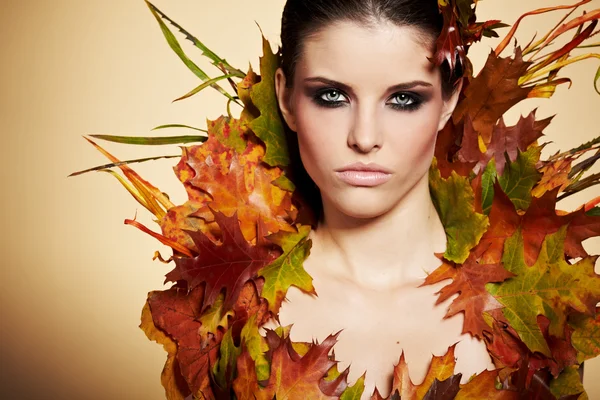 Herfst vrouw. vallen. mooi stijlvol meisje met professionele mak — Stockfoto