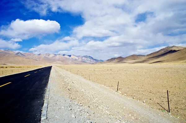 Vista amarillenta de la carretera de montaña en el Tíbet de China —  Fotos de Stock