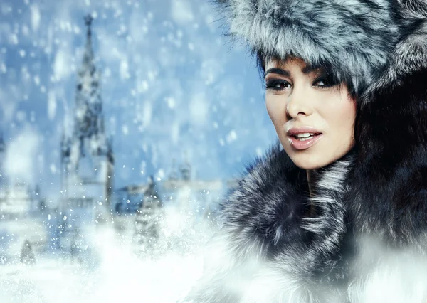 Fur Fashion. Beautiful Girl in Fur Hat. Winter Woman Portrait — Stock Photo, Image