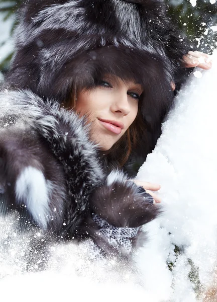 Portrait d'hiver de jeune femme. Dof peu profond . — Photo