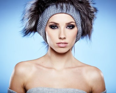 kürk moda. kürk şapka içinde güzel bir kız. Kış kadın portresi
