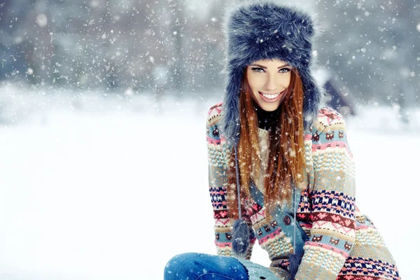 Retrato de inverno de mulher jovem. Dof rasa . — Fotografia de Stock