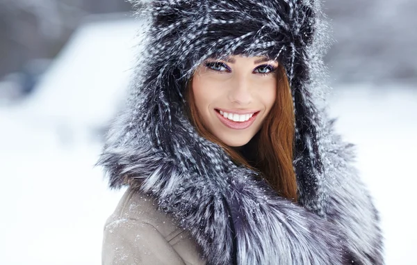 Ung kvinna vintern porträtt. grunt dof. — Stockfoto