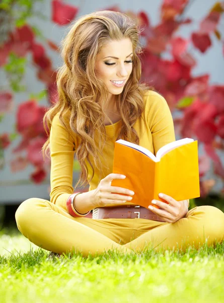 Jovem estudante sorrindo mulher com livro. Ensino universitário . — Fotografia de Stock