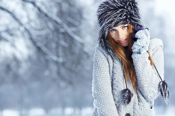 Hermosa chica morena pelo i ropa de invierno — Foto de Stock