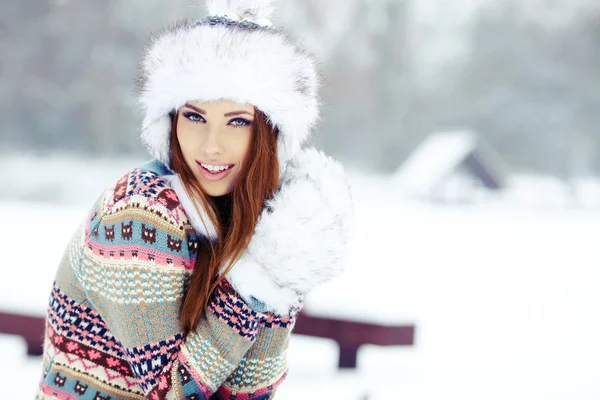Gyönyörű barna haj lány én téli ruhák — Stock Fotó