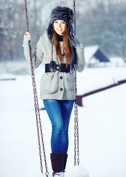 Winter vrouw portret buiten — Stockfoto