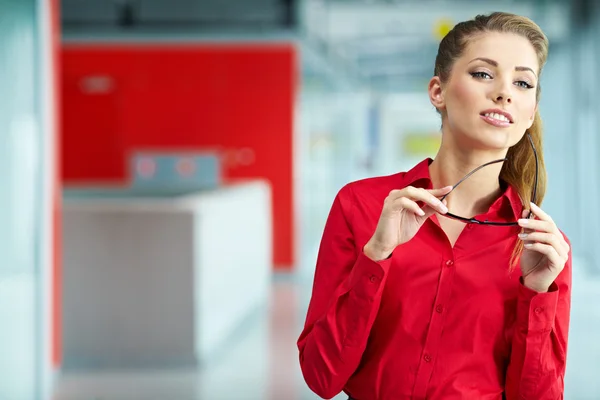 Portret van een vrolijke glimlachende jonge zakenvrouw in functie — Stockfoto